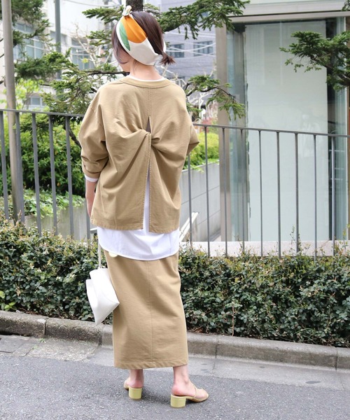 ADAM ET ROPE'（アダムエロペ）の「バックツイスト裏毛プルオーバー（Tシャツ/カットソー・レディース・ベージュ/スミクロ・FREE）」の6枚目の写真