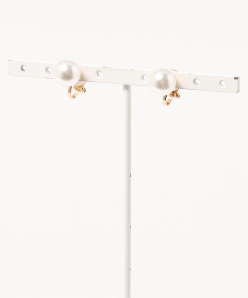 Fun & Daily（ファンアンドデイリー）の「F&D : シンプリーパールイヤリング（イヤリング・レディース・ホワイト/レッド・FREE）」の4枚目の写真