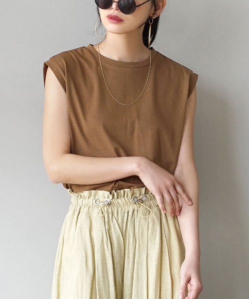 zootie（ズーティー）の「【インナーにも使えるフレンチスリーブT】 URBAN PLUS フレンチスリーブカットソー（Tシャツ/カットソー・レディース・ネイビー/ブラック/ライトブルー/グレイッシュブルー/オフホワイト/グレイッシュベージュ/カーキ/チャコール/パープル/キャメル/ライトピンク/イエロー系その他/ライトカーキ/ラベンダー/アイボリー/ブラウン系その他/ダークグリーン/スモークピンク/ライトベージュ・M）」の5枚目の写真