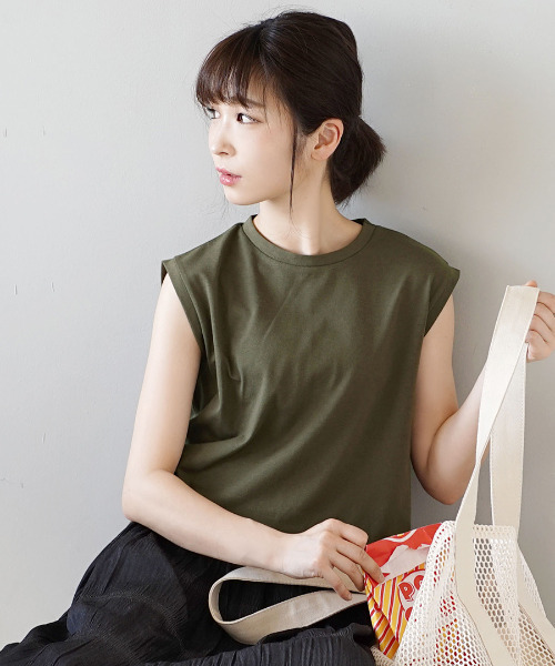 zootie（ズーティー）の「【インナーにも使えるフレンチスリーブT】 URBAN PLUS フレンチスリーブカットソー（Tシャツ/カットソー・レディース・ネイビー/ブラック/ライトブルー/グレイッシュブルー/オフホワイト/グレイッシュベージュ/カーキ/チャコール/パープル/キャメル/ライトピンク/イエロー系その他/ライトカーキ/ラベンダー/アイボリー/ブラウン系その他/ダークグリーン/スモークピンク/ライトベージュ・M）」の9枚目の写真