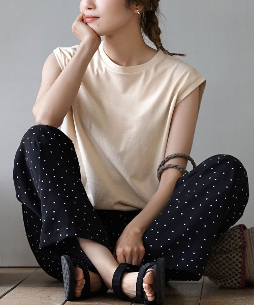 zootie（ズーティー）の「【インナーにも使えるフレンチスリーブT】 URBAN PLUS フレンチスリーブカットソー（Tシャツ/カットソー・レディース・ネイビー/ブラック/ライトブルー/グレイッシュブルー/オフホワイト/グレイッシュベージュ/カーキ/チャコール/パープル/キャメル/ライトピンク/イエロー系その他/ライトカーキ/ラベンダー/アイボリー/ブラウン系その他/ダークグリーン/スモークピンク/ライトベージュ・M）」の6枚目の写真