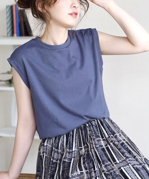 zootie（ズーティー）の「【インナーにも使えるフレンチスリーブT】 URBAN PLUS フレンチスリーブカットソー（Tシャツ/カットソー・レディース・ネイビー/ブラック/ライトブルー/グレイッシュブルー/オフホワイト/グレイッシュベージュ/カーキ/チャコール/パープル/キャメル/ライトピンク/イエロー系その他/ライトカーキ/ラベンダー/アイボリー/ブラウン系その他/ダークグリーン/スモークピンク/ライトベージュ・M）」の13枚目の写真