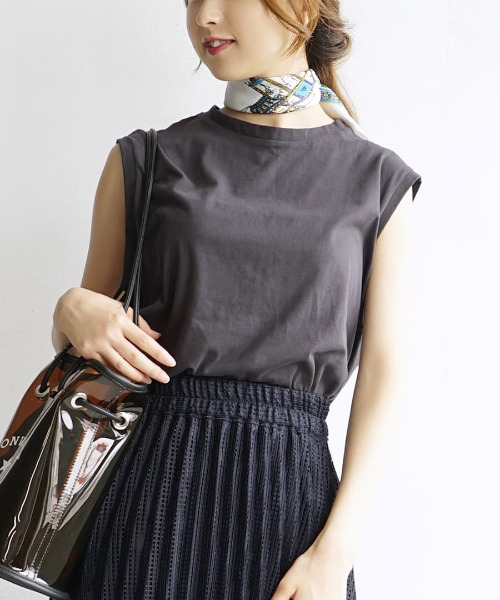 zootie（ズーティー）の「【インナーにも使えるフレンチスリーブT】 URBAN PLUS フレンチスリーブカットソー（Tシャツ/カットソー・レディース・ネイビー/ブラック/ライトブルー/グレイッシュブルー/オフホワイト/グレイッシュベージュ/カーキ/チャコール/パープル/キャメル/ライトピンク/イエロー系その他/ライトカーキ/ラベンダー/アイボリー/ブラウン系その他/ダークグリーン/スモークピンク/ライトベージュ・M）」の4枚目の写真