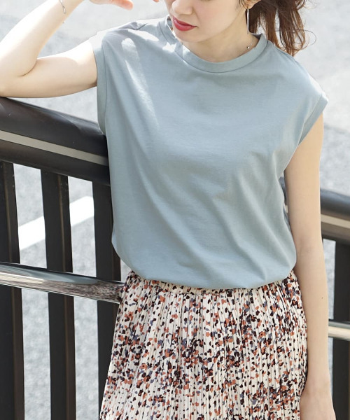 zootie（ズーティー）の「【インナーにも使えるフレンチスリーブT】 URBAN PLUS フレンチスリーブカットソー（Tシャツ/カットソー・レディース・ネイビー/ブラック/ライトブルー/グレイッシュブルー/オフホワイト/グレイッシュベージュ/カーキ/チャコール/パープル/キャメル/ライトピンク/イエロー系その他/ライトカーキ/ラベンダー/アイボリー/ブラウン系その他/ダークグリーン/スモークピンク/ライトベージュ・M）」の11枚目の写真