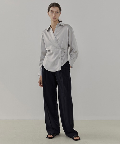 UNSPOKEN（アンスポクン）の「【UNSPOKEN】Satin-like cache-cœur shirt UC21S030（シャツ/ブラウス・レディース・グレー・M/S）」の2枚目の写真