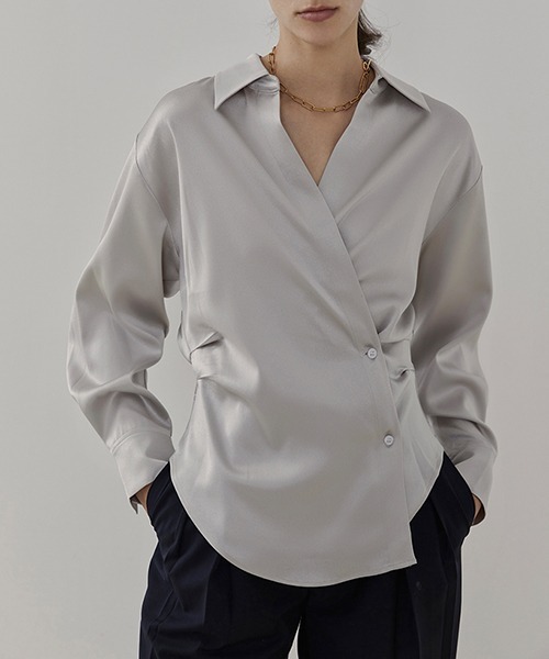UNSPOKEN（アンスポクン）の「【UNSPOKEN】Satin-like cache-cœur shirt UC21S030（シャツ/ブラウス・レディース・グレー・M/S）」の3枚目の写真
