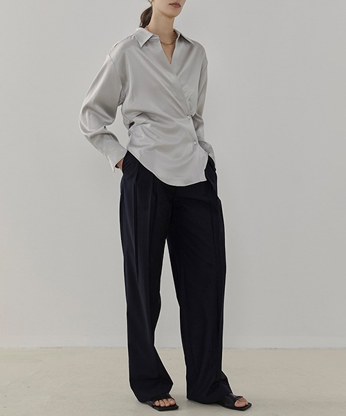UNSPOKEN（アンスポクン）の「【UNSPOKEN】Satin-like cache-cœur shirt UC21S030（シャツ/ブラウス・レディース・グレー・M/S）」の6枚目の写真