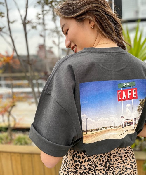 ROXY(ロキシー)の「【ZOZO限定アイテム】BACK PHOTO TEE/ロキシーバックプリント半袖フォトTシャツ(Tシャツ/カットソー・レディース・ブラック/ベージュ/ナチュラル・MEDIUM)」の2枚目の写真