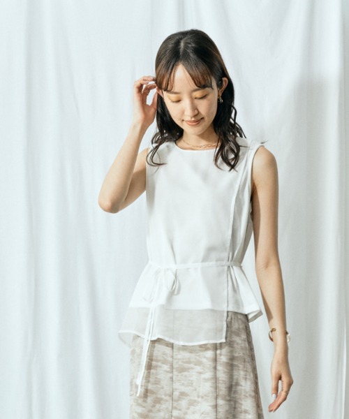 Amourire（アムリール）の「アシメレイヤードノースリTOPS（シャツ/ブラウス・レディース・グレー/オフホワイト/モカ・M）」の2枚目の写真