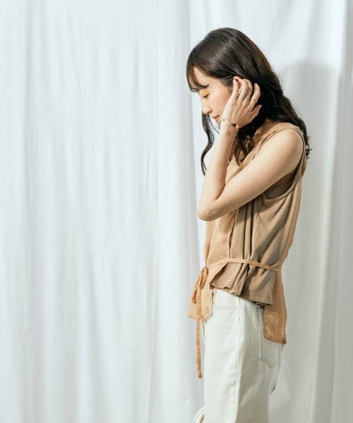 Amourire（アムリール）の「アシメレイヤードノースリTOPS（シャツ/ブラウス・レディース・グレー/オフホワイト/モカ・M）」の10枚目の写真