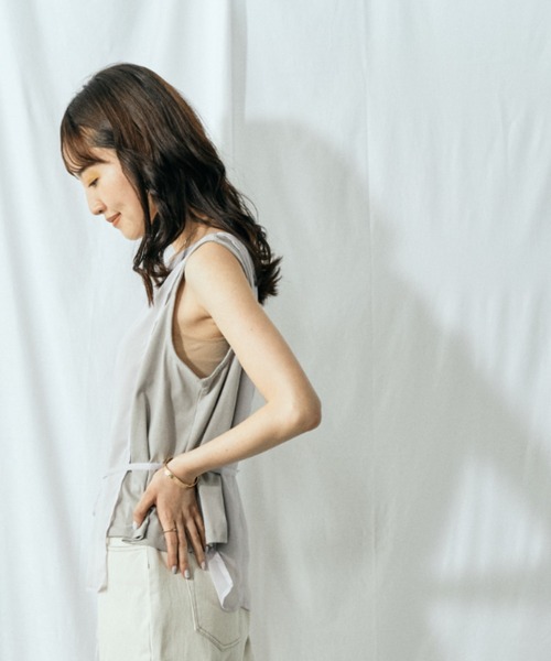 Amourire（アムリール）の「アシメレイヤードノースリTOPS（シャツ/ブラウス・レディース・グレー/オフホワイト/モカ・M）」の15枚目の写真