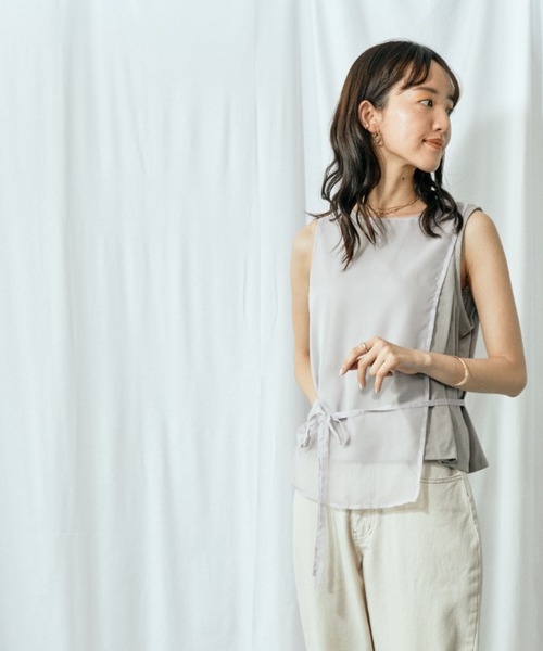 Amourire（アムリール）の「アシメレイヤードノースリTOPS（シャツ/ブラウス・レディース・グレー/オフホワイト/モカ・M）」の8枚目の写真