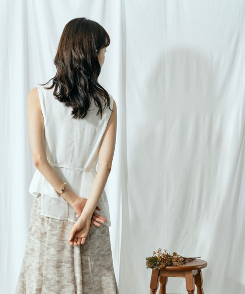 Amourire（アムリール）の「アシメレイヤードノースリTOPS（シャツ/ブラウス・レディース・グレー/オフホワイト/モカ・M）」の14枚目の写真