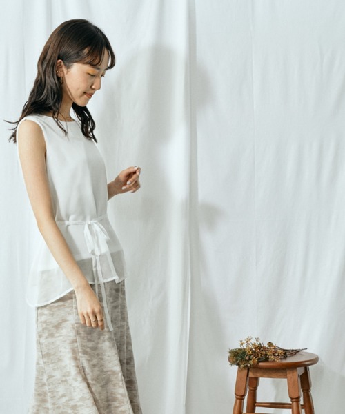 Amourire（アムリール）の「アシメレイヤードノースリTOPS（シャツ/ブラウス・レディース・グレー/オフホワイト/モカ・M）」の12枚目の写真