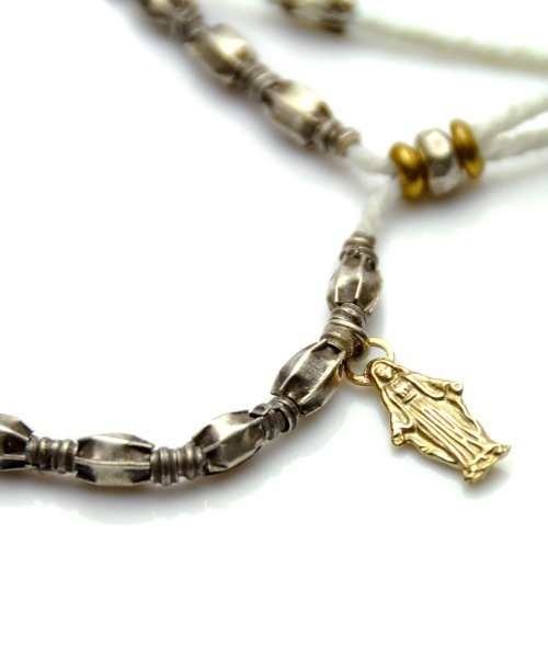 amp japan（アンプジャパン）の「「amp japan collection / アンプジャパンコレクション」ストリングマリアブレスレット（ブレスレット・メンズ・シルバー×ゴールド・FREE）」の3枚目の写真