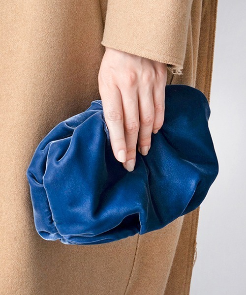 Casselini（キャセリーニ）の「LE VERNIS(ル・ベルニ)ベルベットリンクルクラッチ（ショルダーバッグ・レディース・ブラック/ブルー・FREE）」の2枚目の写真