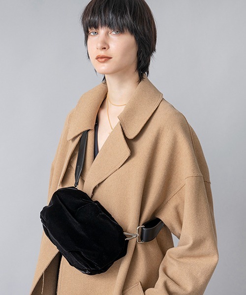 Casselini（キャセリーニ）の「LE VERNIS(ル・ベルニ)ベルベットリンクルクラッチ（ショルダーバッグ・レディース・ブラック/ブルー・FREE）」の3枚目の写真