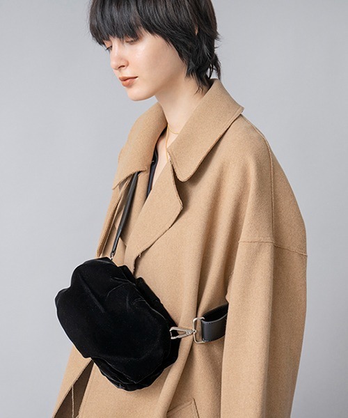 Casselini（キャセリーニ）の「LE VERNIS(ル・ベルニ)ベルベットリンクルクラッチ（ショルダーバッグ・レディース・ブラック/ブルー・FREE）」の4枚目の写真