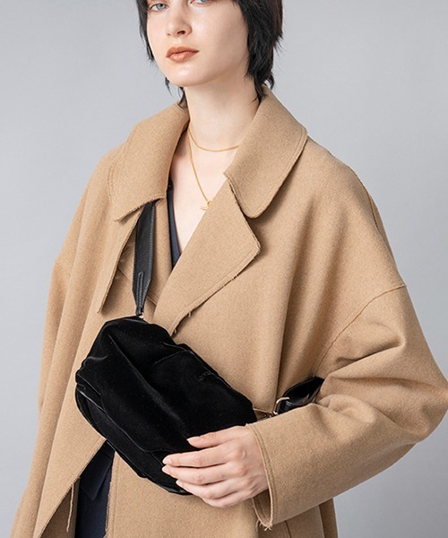 Casselini（キャセリーニ）の「LE VERNIS(ル・ベルニ)ベルベットリンクルクラッチ（ショルダーバッグ・レディース・ブラック/ブルー・FREE）」の5枚目の写真