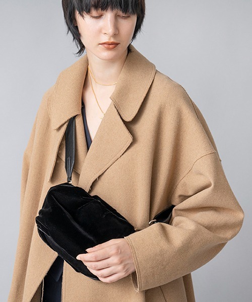 Casselini（キャセリーニ）の「LE VERNIS(ル・ベルニ)ベルベットリンクルクラッチ（ショルダーバッグ・レディース・ブラック/ブルー・FREE）」の6枚目の写真