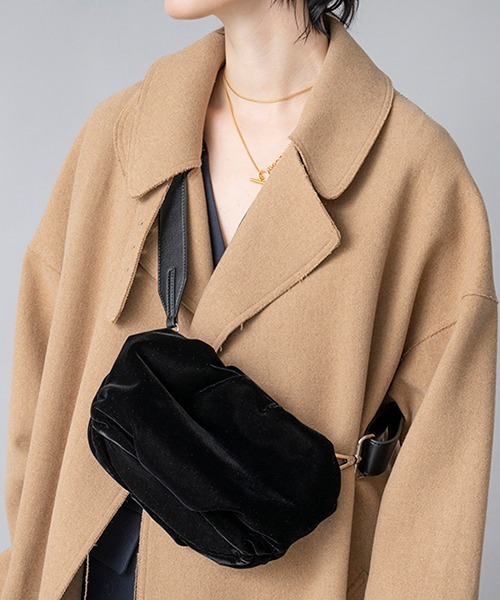 Casselini（キャセリーニ）の「LE VERNIS(ル・ベルニ)ベルベットリンクルクラッチ（ショルダーバッグ・レディース・ブラック/ブルー・FREE）」の7枚目の写真