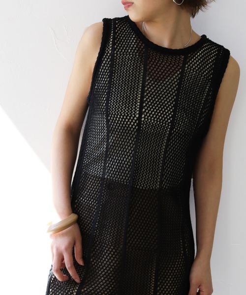 HER CLOSET(ハークローゼット)の「【shemoshelly】チェックメッシュ透かし編みニットベストワンピース(ワンピース・レディース・ブラック/アイボリー/ライトカーキ/テラコッタ・M)」の2枚目の写真