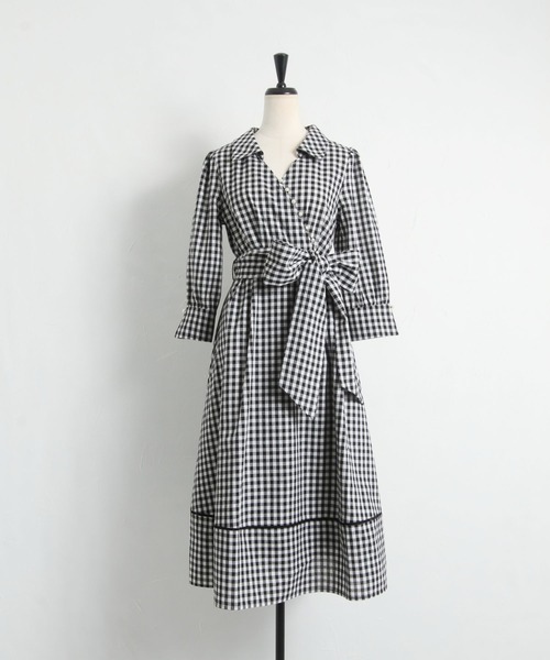 tocco closet（トッコ　クローゼット）の「ウエストりぼん付きパール釦ギンガムチェックカシュクールシャツワンピース（ワンピース・レディース・ネイビー/ブラック・M）」の14枚目の写真