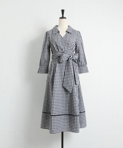 tocco closet（トッコ　クローゼット）の「ウエストりぼん付きパール釦ギンガムチェックカシュクールシャツワンピース（ワンピース・レディース・ネイビー/ブラック・M）」の15枚目の写真