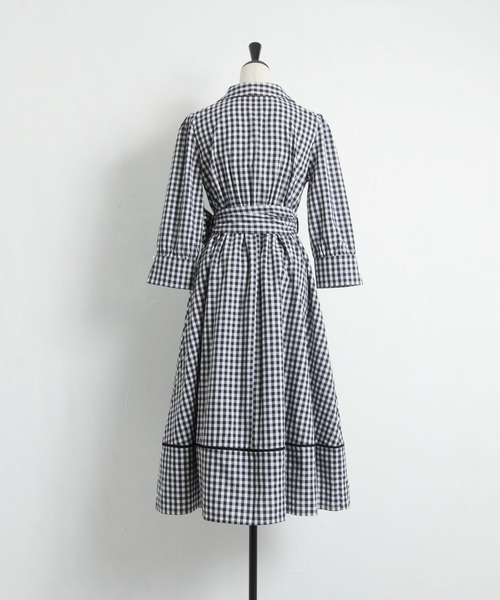 tocco closet（トッコ　クローゼット）の「ウエストりぼん付きパール釦ギンガムチェックカシュクールシャツワンピース（ワンピース・レディース・ネイビー/ブラック・M）」の17枚目の写真