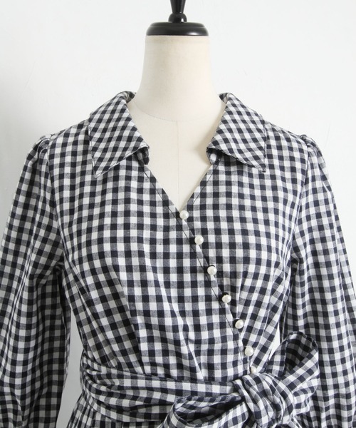 tocco closet（トッコ　クローゼット）の「ウエストりぼん付きパール釦ギンガムチェックカシュクールシャツワンピース（ワンピース・レディース・ネイビー/ブラック・M）」の18枚目の写真