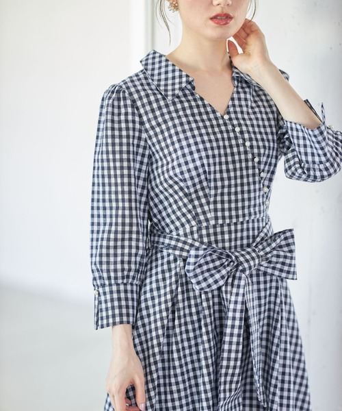 tocco closet（トッコ　クローゼット）の「ウエストりぼん付きパール釦ギンガムチェックカシュクールシャツワンピース（ワンピース・レディース・ネイビー/ブラック・M）」の10枚目の写真