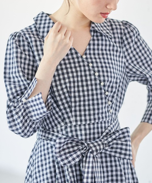 tocco closet（トッコ　クローゼット）の「ウエストりぼん付きパール釦ギンガムチェックカシュクールシャツワンピース（ワンピース・レディース・ネイビー/ブラック・M）」の13枚目の写真