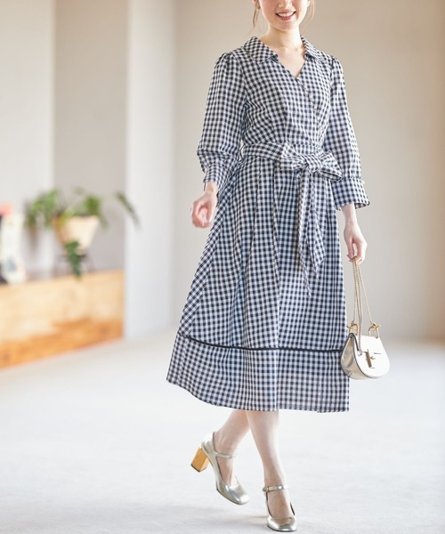 tocco closet（トッコ　クローゼット）の「ウエストりぼん付きパール釦ギンガムチェックカシュクールシャツワンピース（ワンピース・レディース・ネイビー/ブラック・M）」の3枚目の写真