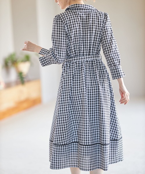 tocco closet（トッコ　クローゼット）の「ウエストりぼん付きパール釦ギンガムチェックカシュクールシャツワンピース（ワンピース・レディース・ネイビー/ブラック・M）」の7枚目の写真