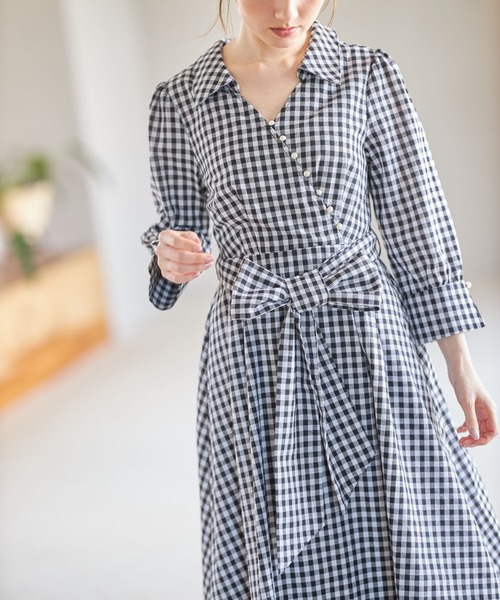 tocco closet（トッコ　クローゼット）の「ウエストりぼん付きパール釦ギンガムチェックカシュクールシャツワンピース（ワンピース・レディース・ネイビー/ブラック・M）」の4枚目の写真