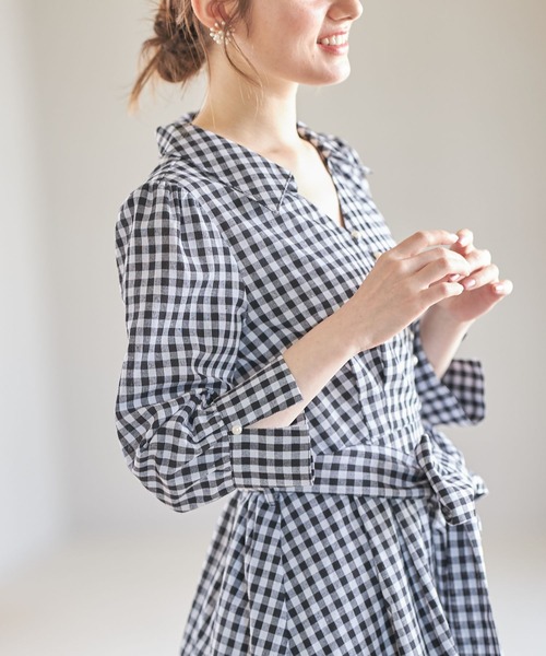 tocco closet（トッコ　クローゼット）の「ウエストりぼん付きパール釦ギンガムチェックカシュクールシャツワンピース（ワンピース・レディース・ネイビー/ブラック・M）」の6枚目の写真