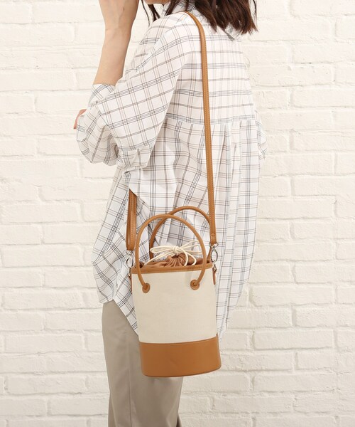 SHOO・LA・RUE(シューラルー)の「◆キャンバスポスト丸手ハンドル2WAYバッグ(ハンドバッグ・レディース・ブラック/ブラウン系/ライトイエロー系8/レッド系1・00)」の13枚目の写真