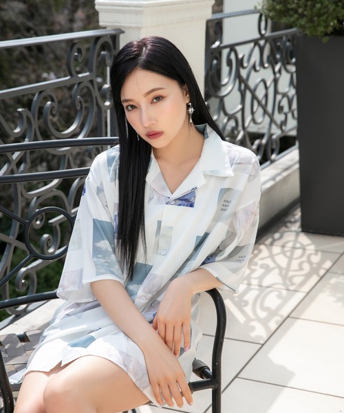 ANDGEEBEE（アンジービー）の「UNISEX 総柄フォトシャツ（シャツ/ブラウス・レディース・ホワイト・MEDIUM）」の7枚目の写真