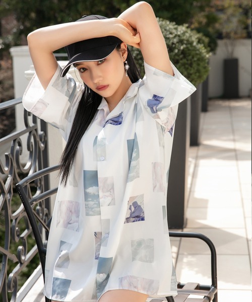 ANDGEEBEE（アンジービー）の「UNISEX 総柄フォトシャツ（シャツ/ブラウス・レディース・ホワイト・MEDIUM）」の2枚目の写真