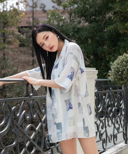 ANDGEEBEE（アンジービー）の「UNISEX 総柄フォトシャツ（シャツ/ブラウス・レディース・ホワイト・MEDIUM）」の6枚目の写真