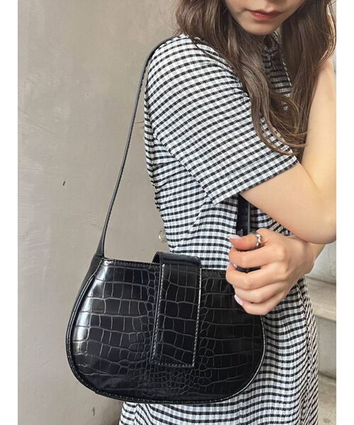 EMODA(エモダ)の「オーバルショルダーバッグ(ハンドバッグ・レディース・ブラック/ブラウン/ブルー・FREE)」の2枚目の写真