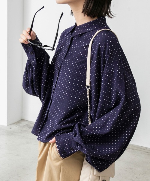 BONLECILL(ボンルシール)の「ボリュームスリーブドット柄クロップドブラウス(シャツ/ブラウス・レディース・ネイビー/アイボリー/ブラック・FREE)」の2枚目の写真
