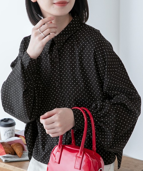 BONLECILL(ボンルシール)の「ボリュームスリーブドット柄クロップドブラウス(シャツ/ブラウス・レディース・ネイビー/アイボリー/ブラック・FREE)」の3枚目の写真