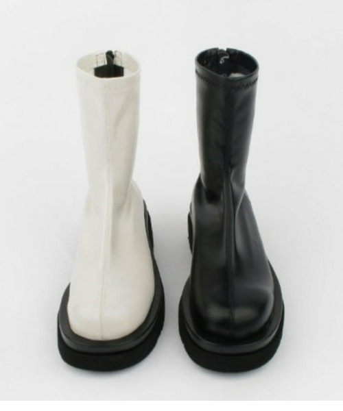 .KOM（ドットコム）の「A'GEM/9 × .kom『.kom/ドットケーオーエム』フェイクレザー バックジップエンジニアブーツ（ブーツ・レディース・ホワイト/ブラック・23.0cm/23.5㎝/22.5㎝/24.0cm/24.5㎝）」の3枚目の写真