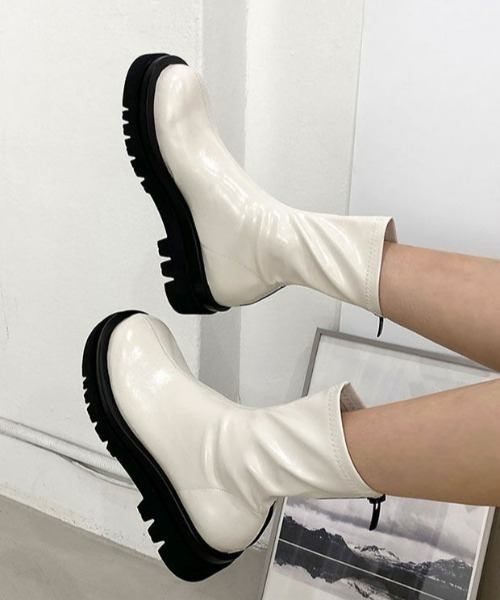 .KOM（ドットコム）の「A'GEM/9 × .kom『.kom/ドットケーオーエム』フェイクレザー バックジップエンジニアブーツ（ブーツ・レディース・ホワイト/ブラック・23.0cm/23.5㎝/22.5㎝/24.0cm/24.5㎝）」の8枚目の写真