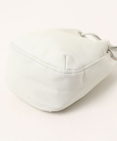 hobo(ホーボー)の「【hobo】DRAWSTRING POUCH COW LEATHER(ハンドバッグ・メンズ・ホワイト・FREE)」の5枚目の写真