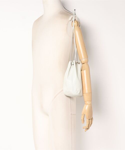hobo(ホーボー)の「【hobo】DRAWSTRING POUCH COW LEATHER(ハンドバッグ・メンズ・ホワイト・FREE)」の2枚目の写真