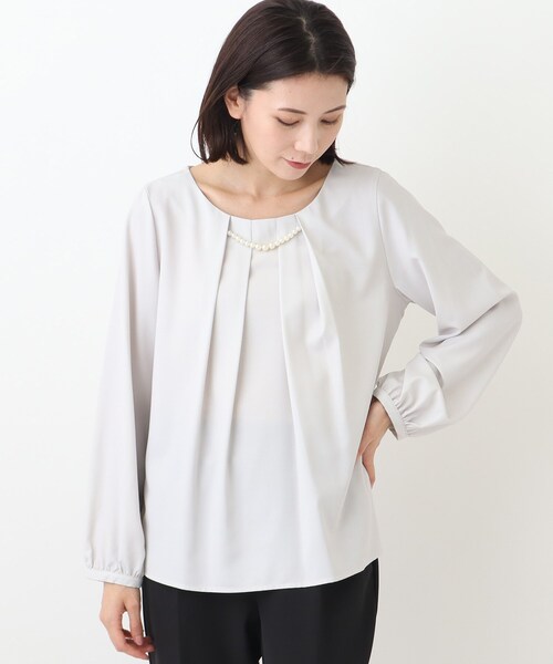 SHOO・LA・RUE（シューラルー）の「◆【S－3L】アクセ付き2WAYブラウス（シャツ/ブラウス・レディース・ホワイト系5/グレー系7/ネイビー系7/ネイビー系9/グレー系8/ホワイト系9・01/02/03/04/05）」の3枚目の写真