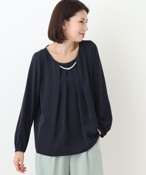 SHOO・LA・RUE（シューラルー）の「◆【S－3L】アクセ付き2WAYブラウス（シャツ/ブラウス・レディース・ホワイト系5/グレー系7/ネイビー系7/ネイビー系9/グレー系8/ホワイト系9・01/02/03/04/05）」の6枚目の写真