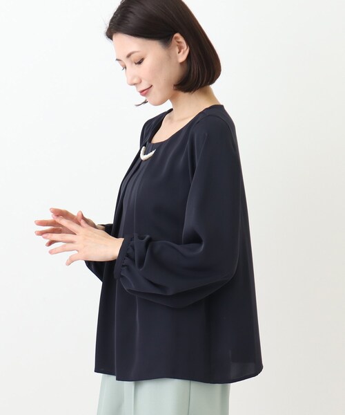 SHOO・LA・RUE（シューラルー）の「◆【S－3L】アクセ付き2WAYブラウス（シャツ/ブラウス・レディース・ホワイト系5/グレー系7/ネイビー系7/ネイビー系9/グレー系8/ホワイト系9・01/02/03/04/05）」の22枚目の写真